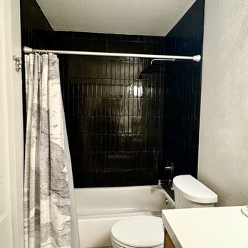 Fuentes Tile LLC - Guest bathroom - Flooring Near Me