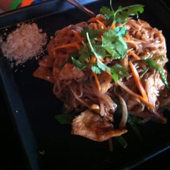 Kiku Bistro - Pad Thai w/Chicken - Asian Fusion Near Me - Minneapolis, Minnesota