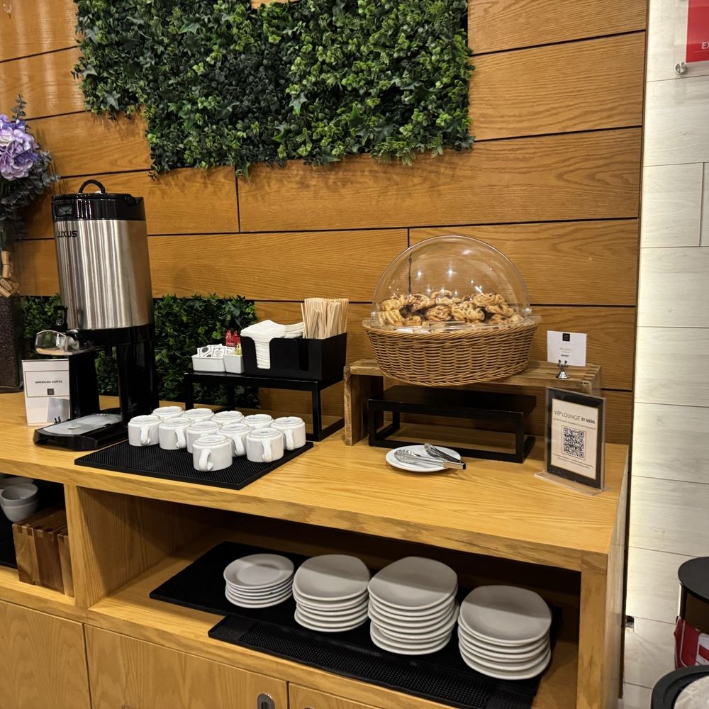 Mera Business Lounge - Delicious, hot and cold snacks - Airport Lounges Near Me - Cancún, ROO Mera Business Lounge - Delicious, hot and cold snacks - Airport Lounges Near Me - Cancún, ROO
