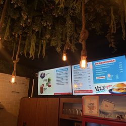 Vale La Pena - Menu and decor