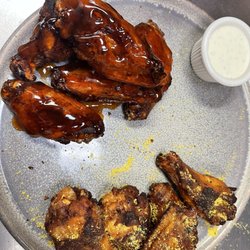 E Milano's Pizza House - Wings