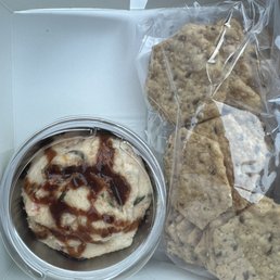 Sun-dried tomato cheese dip with crackers