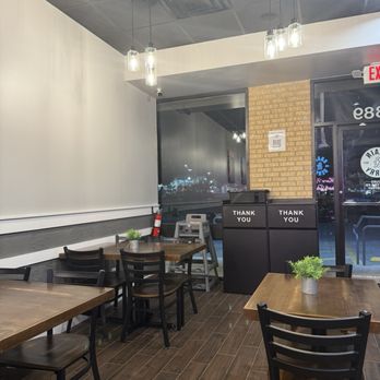 Grain and Berry - Richardson - Dining area - Juice Bars & Smoothies Near Me - Richardson, Texas