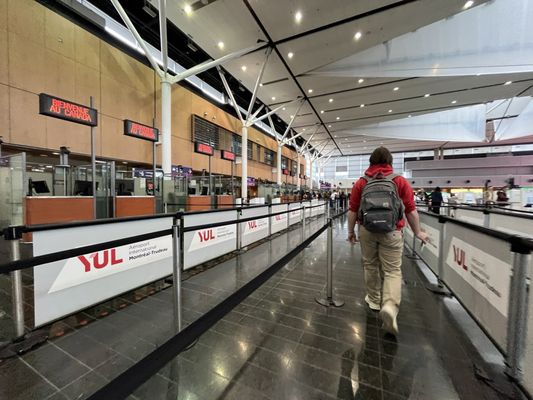 Montréal-Pierre Elliott Trudeau International Airport by null