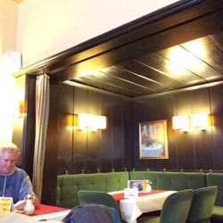 Cafe Margrit - Witzig: kleine Séparées in den Nischen, das größte sogar mit Vorhang