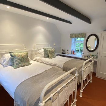 Crown Inn - Comfortable beds - Pubs Near Me