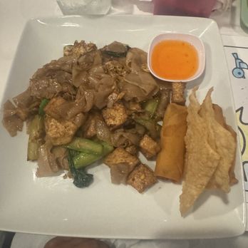 Chili Basil Thai Cuisine - PAD SEE EW - Thai Near Me - Ventura, California