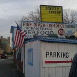 a sign for pine river fish market a sign for pine river fish market