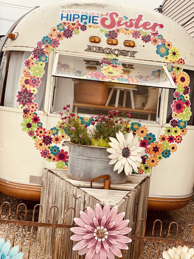 Rustic Lilly Logo