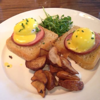 Hamilton's Kitchen - Classic egg Benedict - New American Near Me - Winter Park, Florida Hamilton's Kitchen - Classic egg Benedict - New American Near Me - Winter Park, Florida
