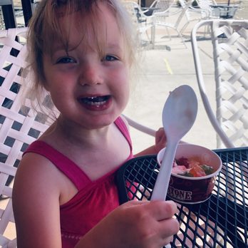 Cold Stone Creamery - Kids size: Strawberry with gummy bears - Ice Cream & Frozen Yogurt Near Me - Queen Creek, Arizona
