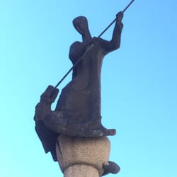 Stadtbrunnen - Der Heilige Magnus tötet mit seinem Stab den Drachen....die Reste des Stabes sind in der Stadtpfarrkirche St. Mang zu sehen...