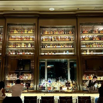 LOUIX LOUIS - Interior - Cocktail Bars Near Me - Toronto, Ontario
