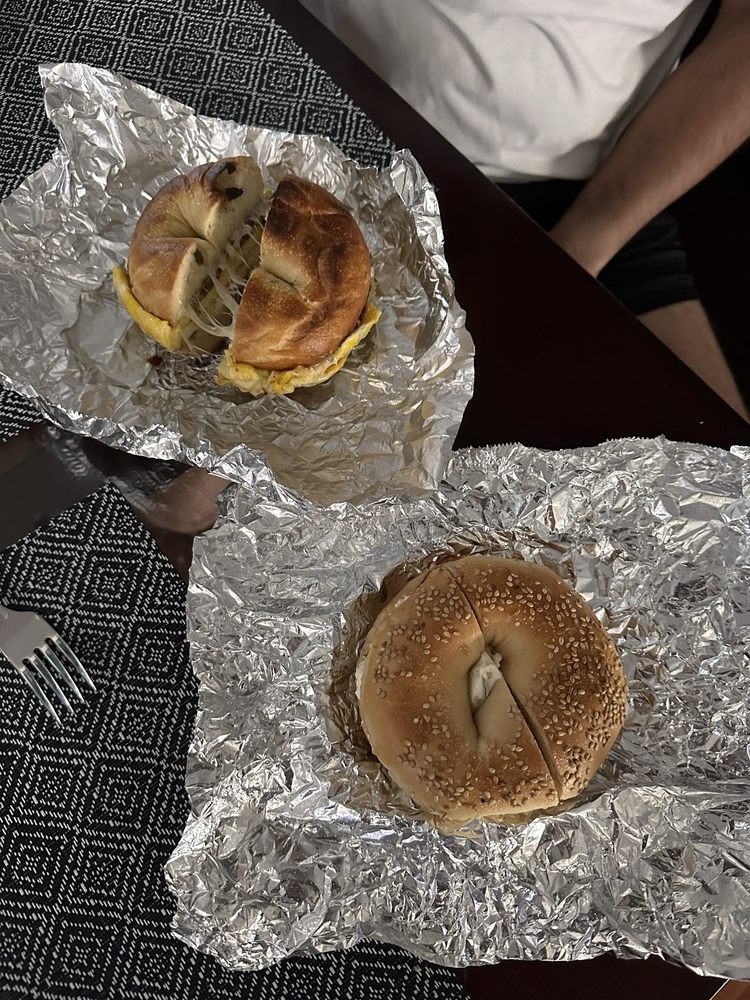Holmdel Bagel Market Logo