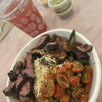 Fresh Kitchen Miami Midtown - Bowl with steak, chicken, green beans, tomatoes and more plus house made juices and sauces - New American Near Me - Miami, Florida Fresh Kitchen Miami Midtown - Bowl with steak, chicken, green beans, tomatoes and more plus house made juices and sauces - New American Near Me - Miami, Florida