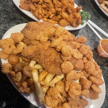 Harbor Inn Seafood - Fried Clam Strips and Fried Baby Shrimp with fried Filet Of Catfish...not good. - Seafood Near Me - Lynchburg, Virginia