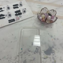 Picking out tips for colored cream