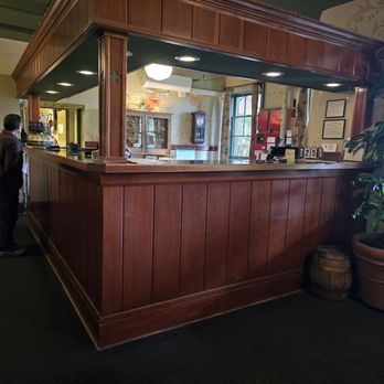 McMenamins - Edgefield - Front desk/ lobby area - Hotels Near Me - Troutdale, Oregon