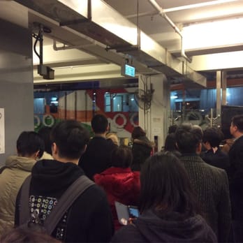 灣仔渡輪碼頭 - Queuing for star ferry - Ferries Near Me - Hong Kong, HK