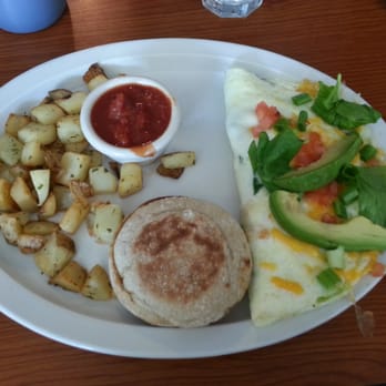 Le Peep Restaurant - Omelet with chicken, green onions, tomatoes, spinach, avocado, cheddar cheese! Yum :) Forgot name of it - American Near Me - Evanston, Illinois