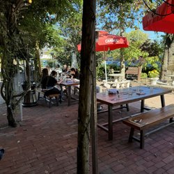 Ama Pizza - Outdoor Patio