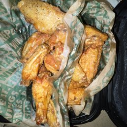 a basket of fried chicken wings