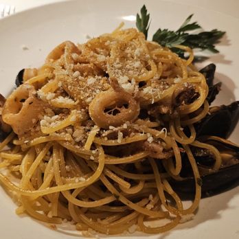 Il Pizzico - Spaghetti allo Scoglio (senza di gamberi e capesante ) - Italian Near Me - Rockville, Maryland Il Pizzico - Spaghetti allo Scoglio (senza di gamberi e capesante ) - Italian Near Me - Rockville, Maryland
