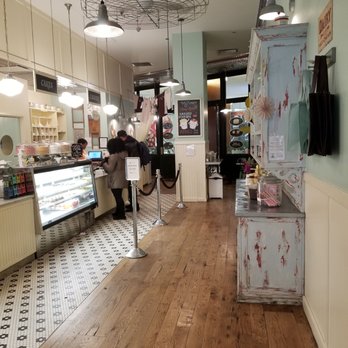 Magnolia Bakery - Bakeries Near Me - Chicago, Illinois