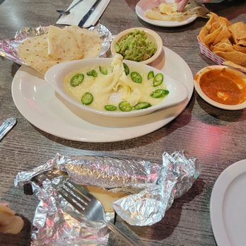 Taco Giro - Appetizer queso fondido and guacamole - Tacos Near Me - Tucson, Arizona