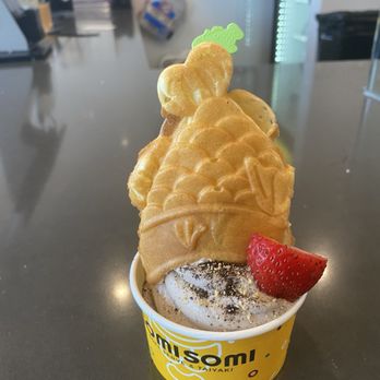 Somisomi - Cookies & cream soft serve/custard filled fish/oreo crumble/strawberry - Ice Cream & Frozen Yogurt Near Me - Bellevue, Washington Somisomi - Cookies & cream soft serve/custard filled fish/oreo crumble/strawberry - Ice Cream & Frozen Yogurt Near Me - Bellevue, Washington