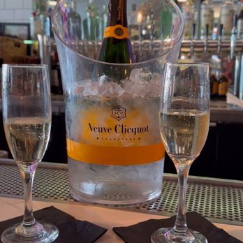 The Post - Veuve Clicquot - Comfort Food Near Me - Los Altos, California The Post - Veuve Clicquot - Comfort Food Near Me - Los Altos, California