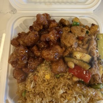Dragon House - Plate with inside of fried rice and 2 entrees General Tso chicken and Kung Pao chicken - Chinese Near Me - McAllen, Texas Dragon House - Plate with inside of fried rice and 2 entrees General Tso chicken and Kung Pao chicken - Chinese Near Me - McAllen, Texas