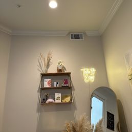 Cute shelf with post-sugaring products Cute shelf with post-sugaring products