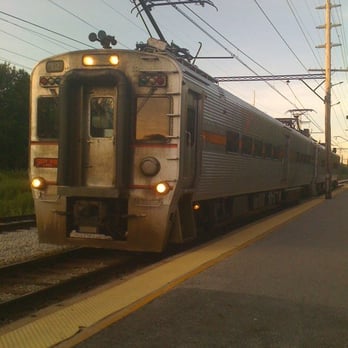 Metra - Old Fashioned South Shore Train Pulling Up - Train Stations Near Me - Chicago, Illinois