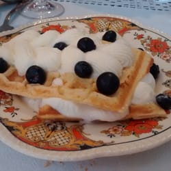 Amelia Tea House - Waffles con crema y arandanos