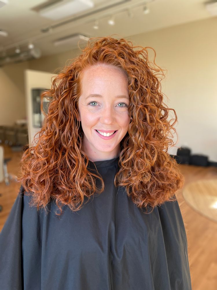 Valor Curl Company Logo