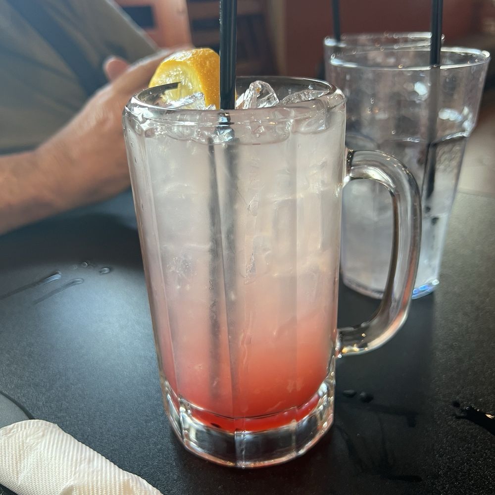 Boulder Tap House - Boulder lemonade (essentially vodka lemonade) - Sports Bars Near Me - Ankeny, Iowa