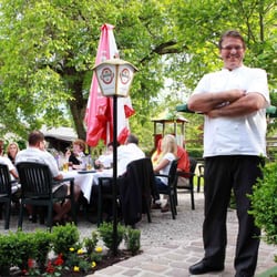 Gasthaus Ellinger - Küchenchef im Gastgarten