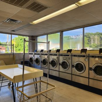 J & D Coin Laundry - Laundromat Near Me - Hendersonville, North Carolina J & D Coin Laundry - Laundromat Near Me - Hendersonville, North Carolina