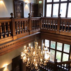 Standesamt - Schönes Treppenhaus mit wunderbarem Kronleuchter.  Beautiful staircase with wonderful chandelier.