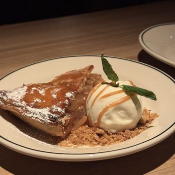 Laurel Grill - Apple pie with vanilla ice cream - American Near Me - Culver City, California Laurel Grill - Apple pie with vanilla ice cream - American Near Me - Culver City, California