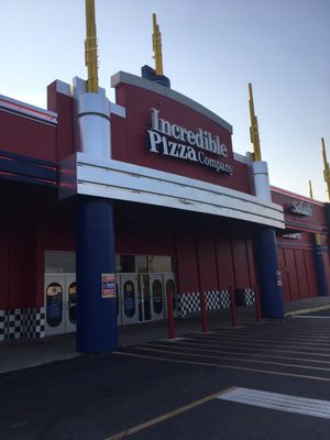 St. Louis Incredible Pizza Company by null