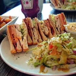 Cafe Nicole - Club with chips and coleslaw at Nicoles