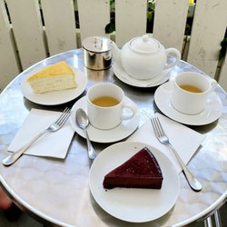 Waikiki Tea - Tea and cakes.