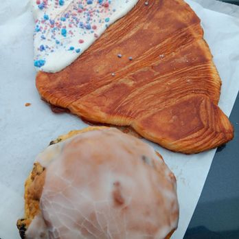 Sugar and Scribe - 9/25/2024. Blueberry Lemon Scone ($4.50): 3.5/5 stars. Birthday Cake Croissant ($6.75): 3.5/5 stars. Visual was better than taste. - Bakeries Near Me - La Jolla, California Sugar and Scribe - 9/25/2024. Blueberry Lemon Scone ($4.50): 3.5/5 stars. Birthday Cake Croissant ($6.75): 3.5/5 stars. Visual was better than taste. - Bakeries Near Me - La Jolla, California