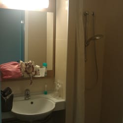 B&B Hôtel la Rochelle Centre - Salle de bain refaite, pratique et propre !