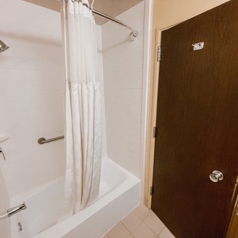 Ramada by Wyndham Santa Barbara - Shower - Hotels Near Me - Santa Barbara, California Ramada by Wyndham Santa Barbara - Shower - Hotels Near Me - Santa Barbara, California