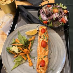 Mercado de Algés - Salmon, salad and veggies