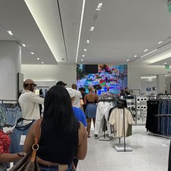 Zara - Long line for Saturday