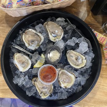 Salty Pearl Raw Bar - 1/2 dozen raw oysters - Seafood Near Me - Pensacola, Florida